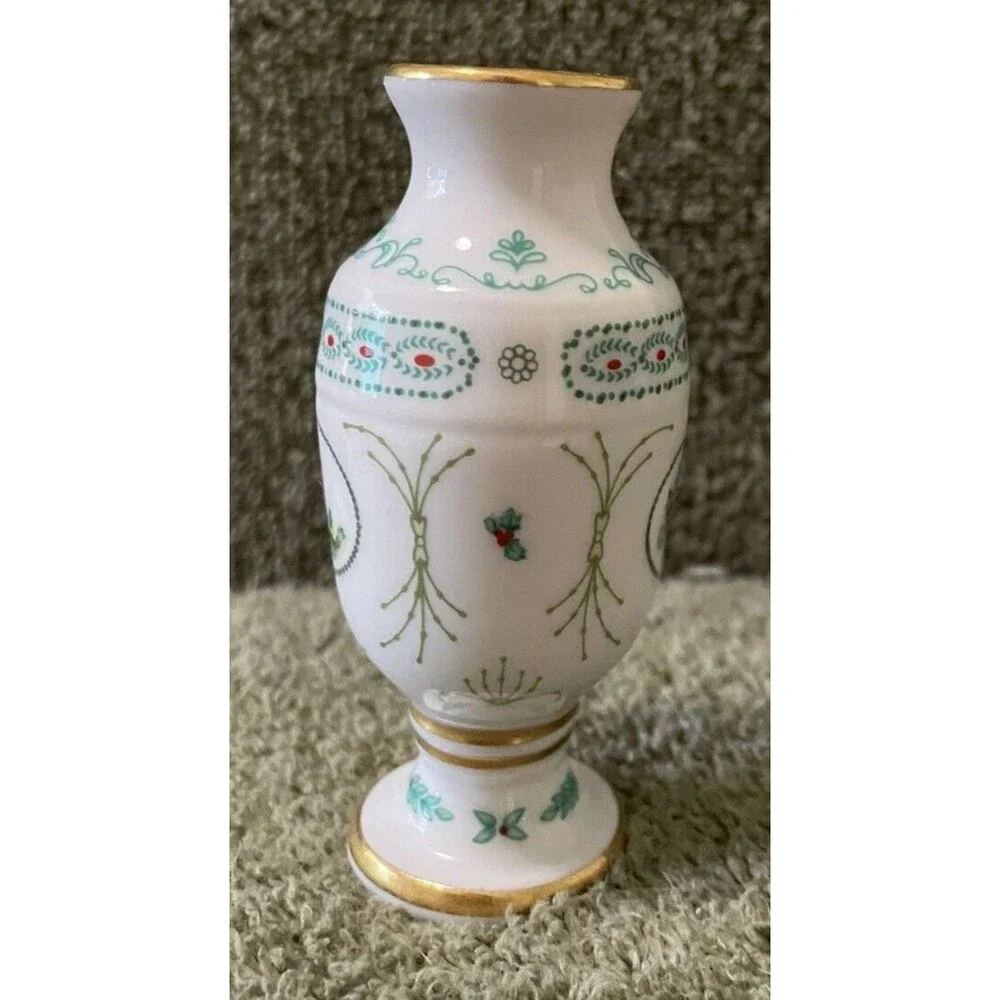 FINE FRANKLIN PORCELAIN FLOWER OF MONTH MINIATURE VASE HOLLY DECEMBER 1982
